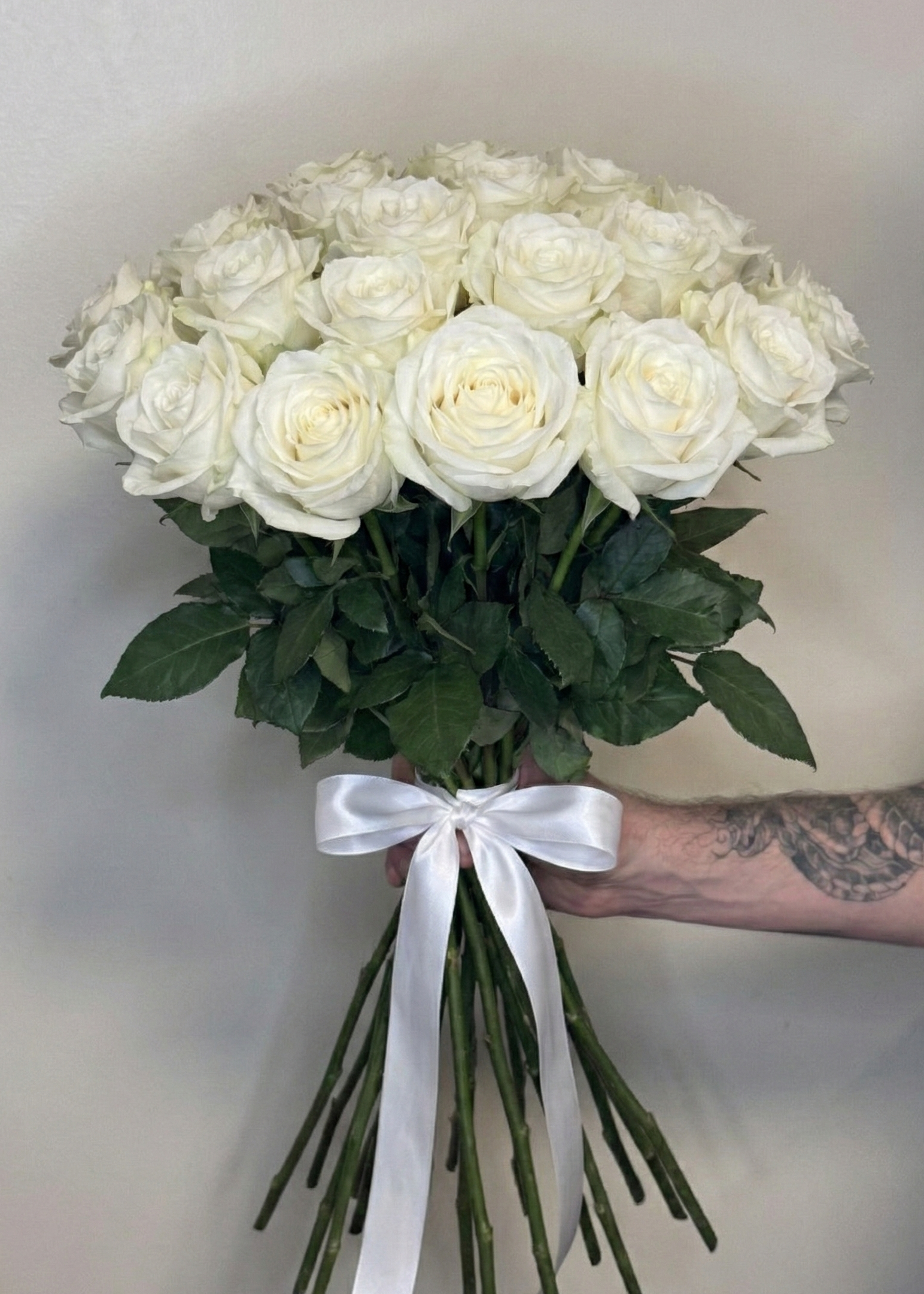 25 White Roses